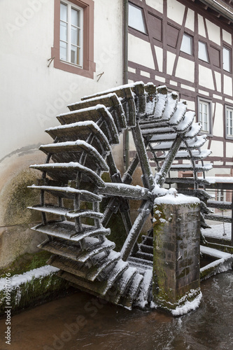 Mit Eis überzogenes Wasserrad photo