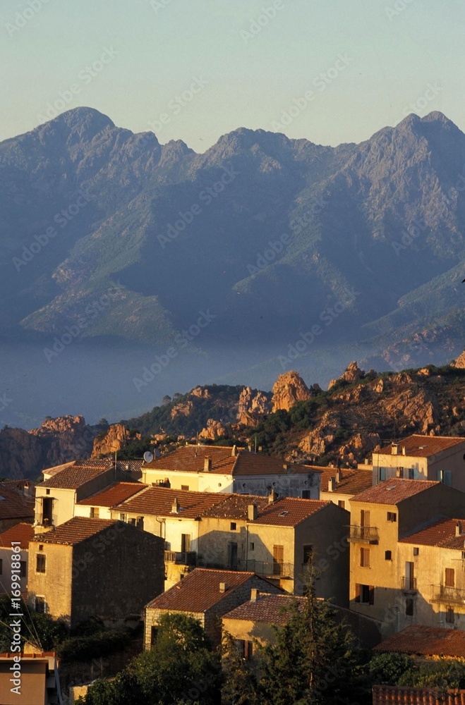 Village de Piana, dans les Calanches sur l'île de Corse, France