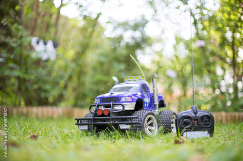 Ferngesteuerter Geländewagen mit Fernbedienung, Spielzeug photo