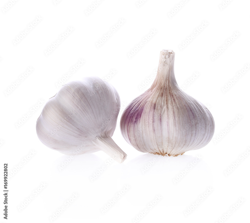 Obraz premium Dried garlic head on white background