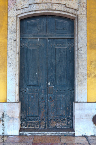 Old door in the city of Lisbon, Portugal © Kalnenko