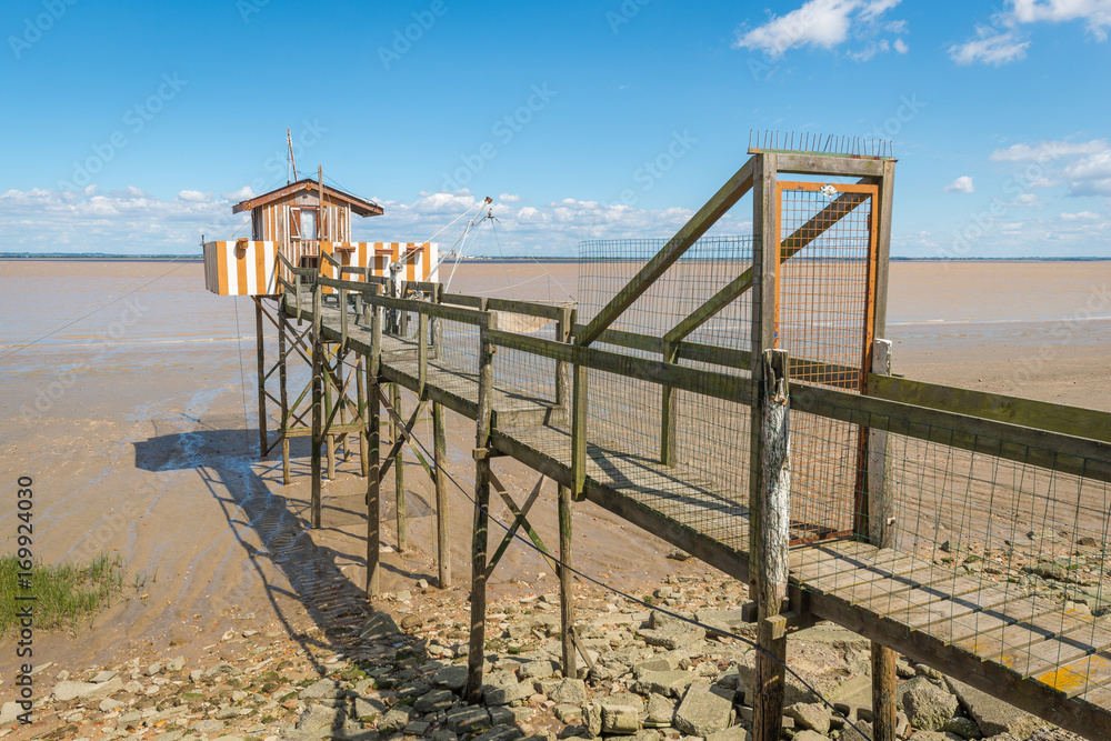 Cabane de pêcheurs sur pilotis (ou 'carrelet'), Médoc, estuaire de la Gironde, France Cabane de pêcheurs sur pilotis (ou 'carrelet'), Médoc, estuaire de la Gironde, France