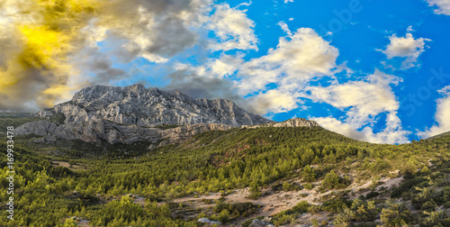 Fotografija mount sainte-victoire in the provence, the Cezanne mountain