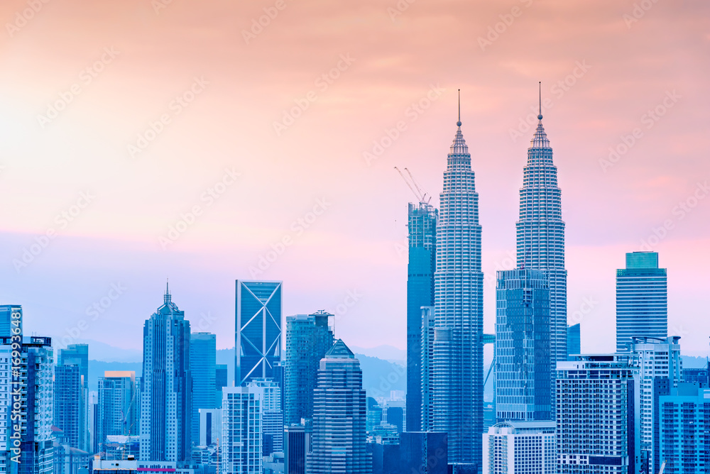 Naklejka premium Krajobraz wieżowca Kuala Lumpur z kolorowe niebo wschód słońca, Malezja.