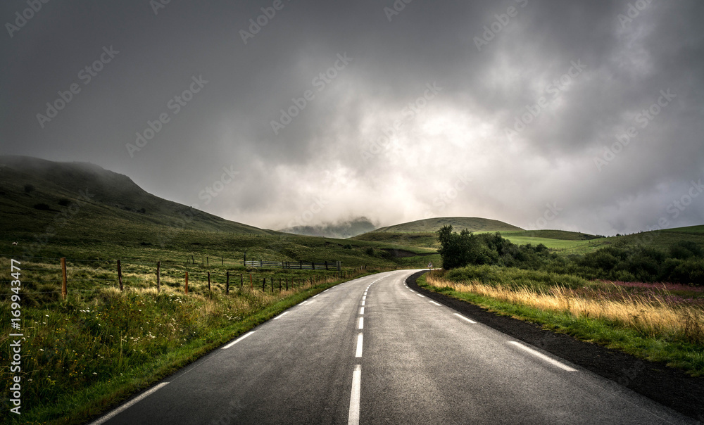 Fototapeta premium route d'auvergne après la pluie