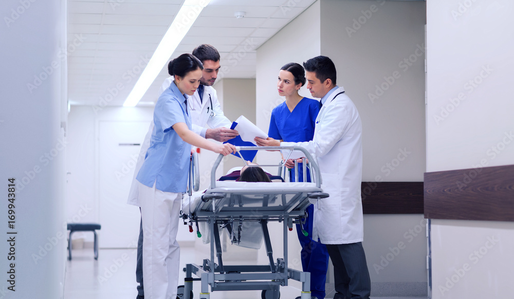Obraz premium medics with woman on hospital gurney at emergency