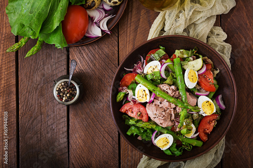 Salad with tuna, tomatoes, asparagus and onion. Salad Nicoise