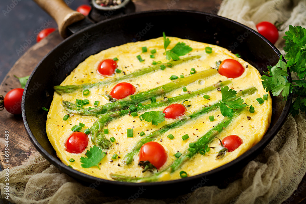 Omelette (omelet) with tomatoes, asparagus and green onions Omelette (omelet) with tomatoes, asparagus and green onions