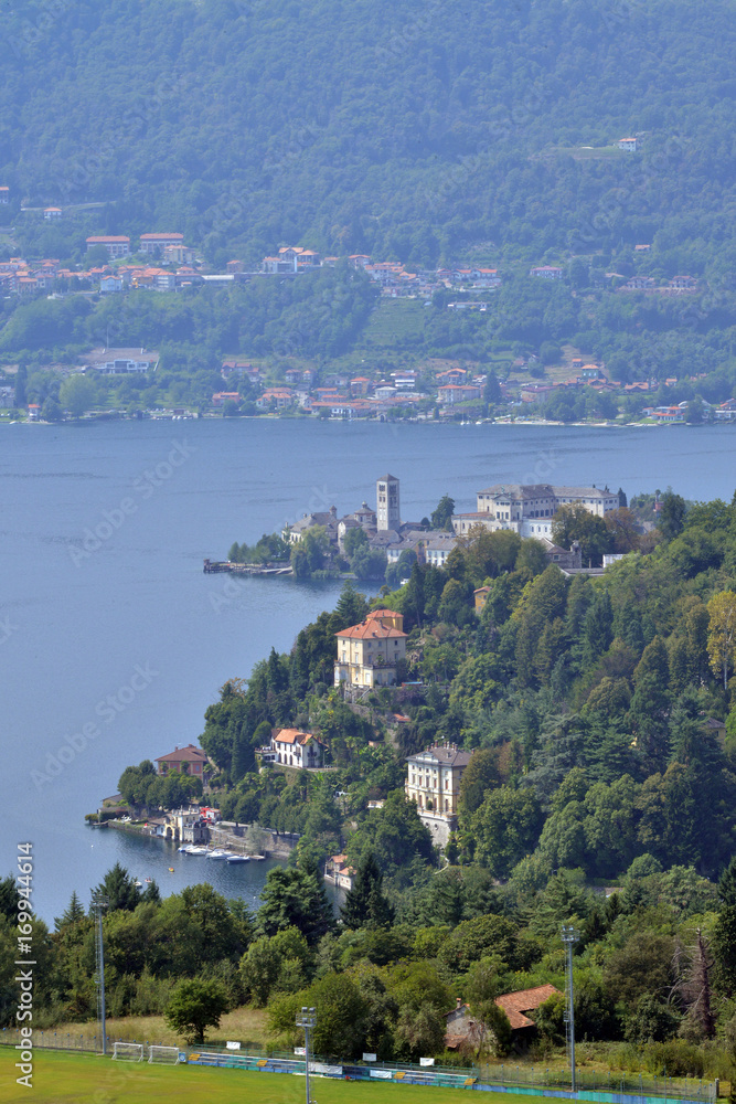 Fototapeta premium veduta del lago d'orta e dell'isola di san giulio
