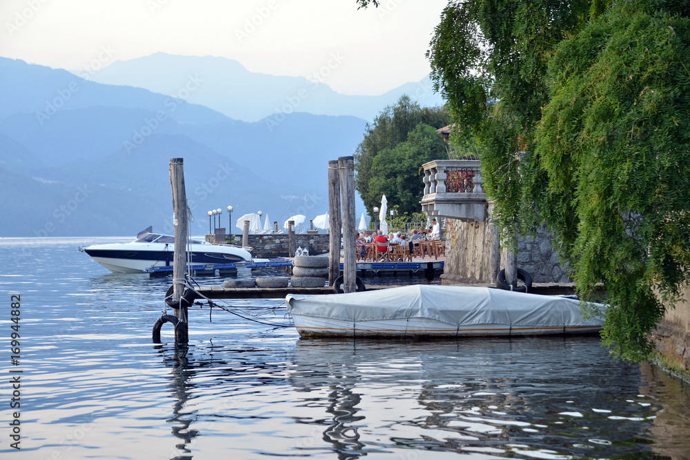 Fototapeta premium veduta del lago d'orta e dell'isola di san giulio