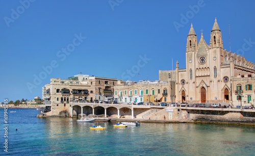 La valette, capitale de Malte et la côte nord de l'île photo