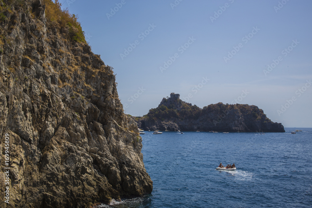 Piccolo golfo nella costiera Amalfitana vicino la grotta in prossimit?� di Positano.La montagna scende a picco a mare che in questo momento ?? calmo e piatto.Ci sono anche delle barche in acqua