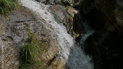 Cascata nel torrente di montagna