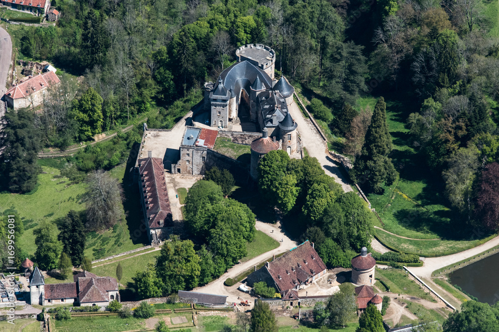 Vue aérienne du château de Chastellux dans l'Yonne en France