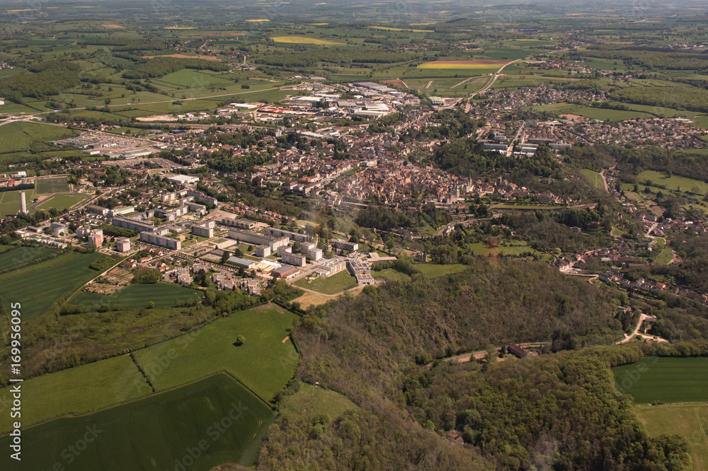 Vue aérienne de la ville d'Avallon dans la Nièvre en France