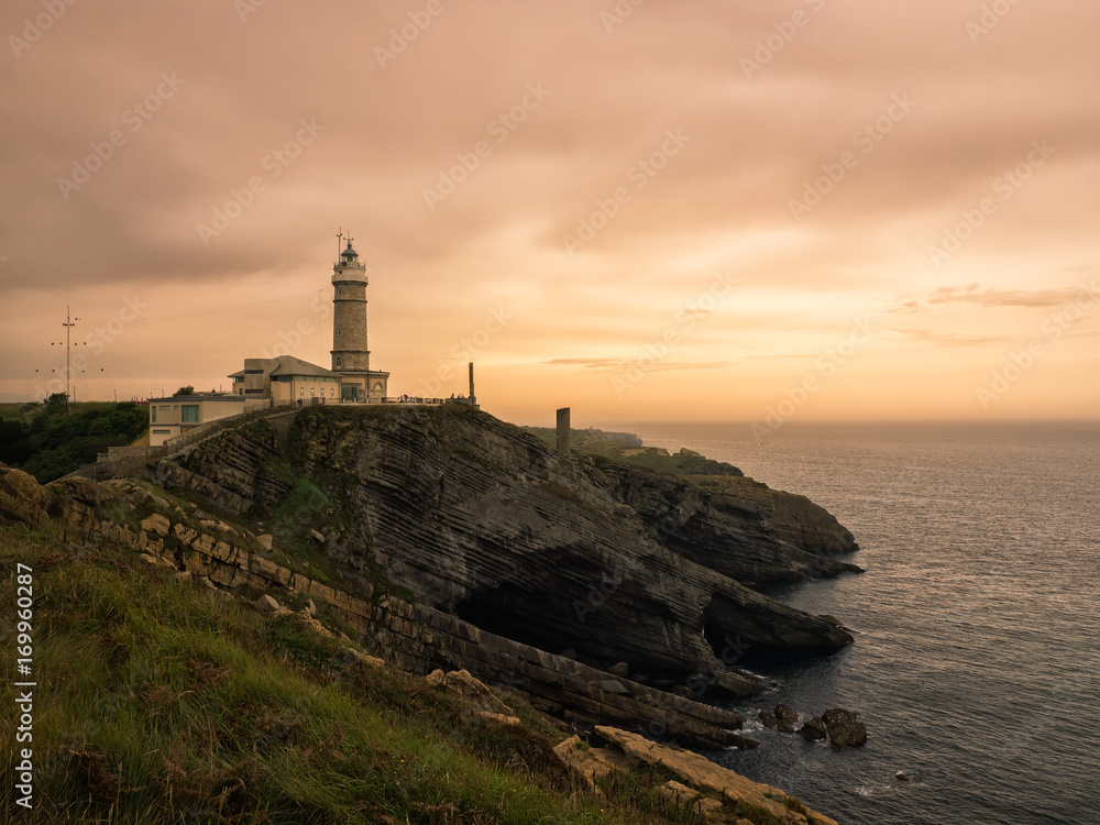 Santander, España, Faro de Cabo mayor y acantilado