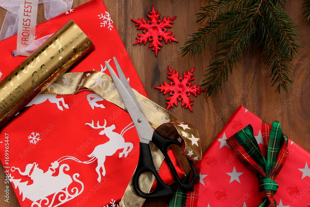 Wrapping Christmas Presents, Weihnachtsgeschenke verpacken