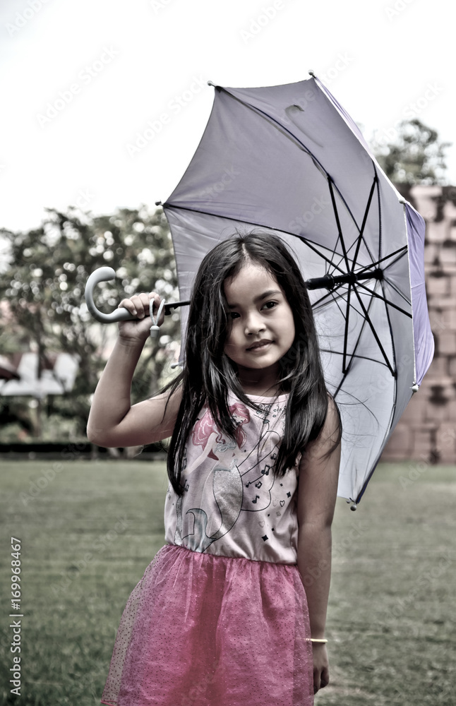 Fototapeta premium Cute girl standing in fashion photo in the sun