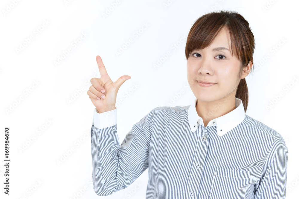 指示する笑顔の女性 指示する笑顔の女性