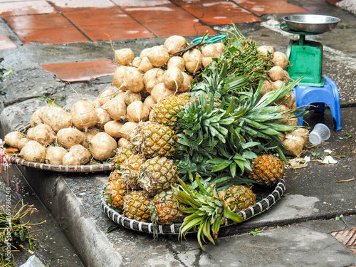 Ananas und Früchte auf dem Markt, Straße in Hanoi, Vietnam