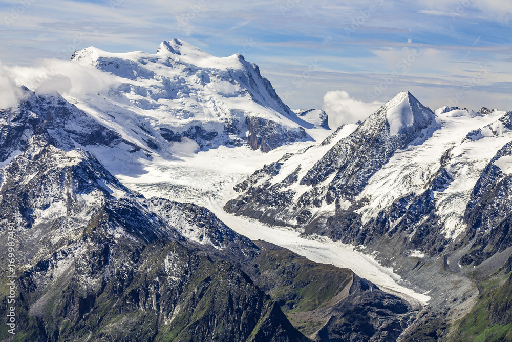 sommet d'une montagne enneigée avec son glacier