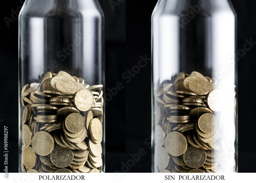 Monedas y filtro polarizador photo