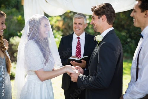 Foto Minister giving speech to bride and groom