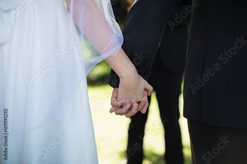 Mid section of couple holding hands © WavebreakMediaMicro