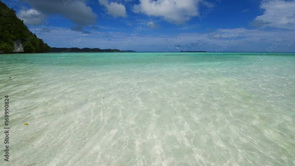 オモカン島のビーチに寄せる波