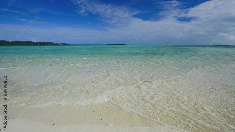 オモカン島のビーチに寄せる波