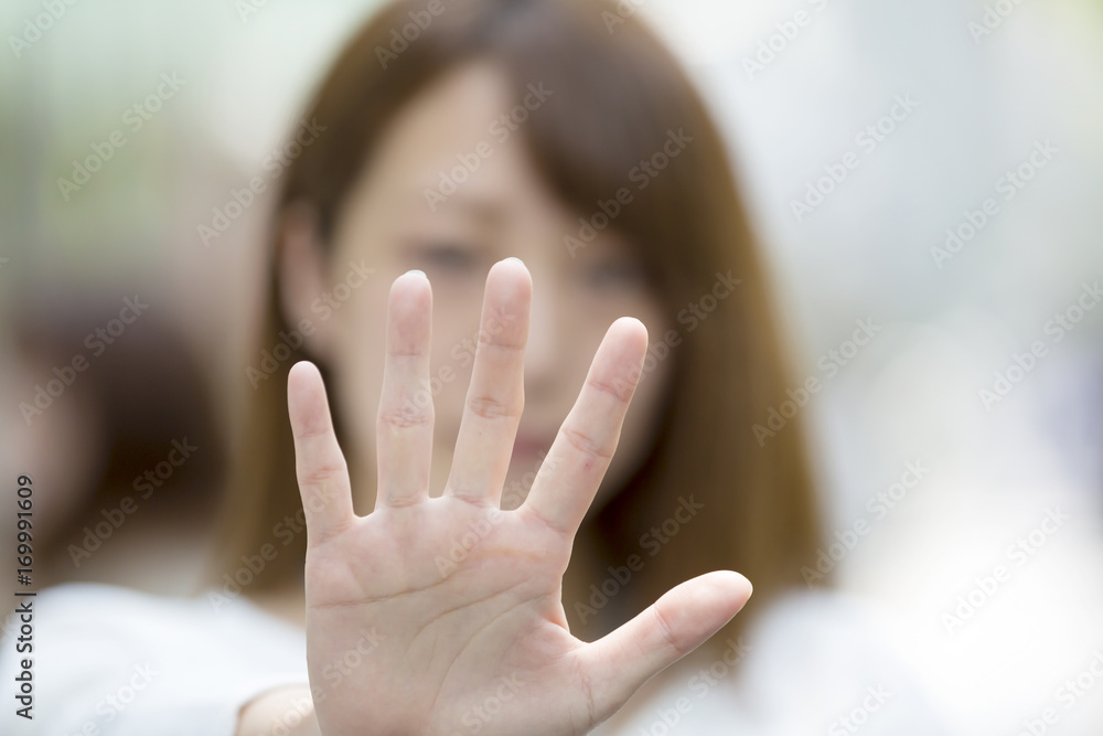 拒否する女性 拒否する女性