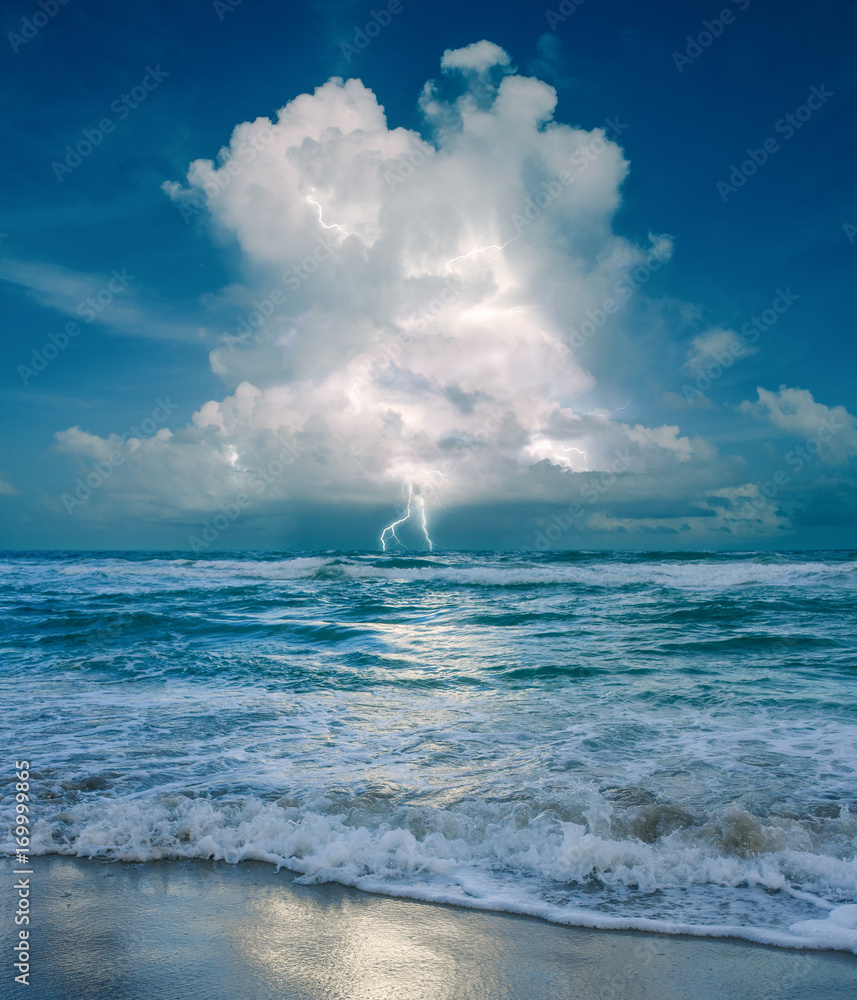 Fototapeta premium Electric Storm at the Miami Beach