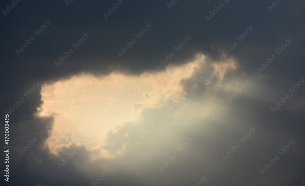 雲間からの陽光（輝き、未来、夢を切り開くなどのイメージ）