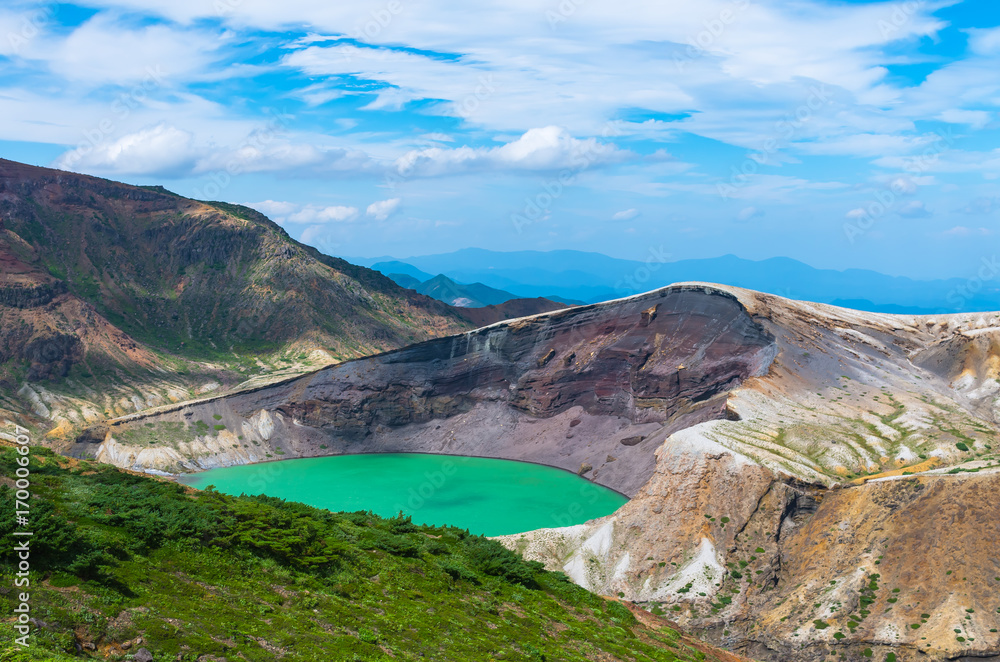 夏の青空と火山湖