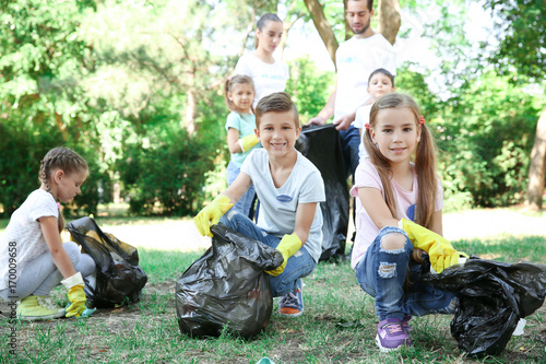 Young volunteers and childr...