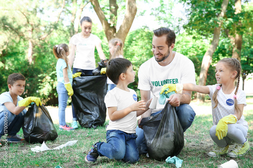 Young volunteers and childr...