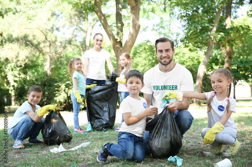 Young volunteers and childr...
