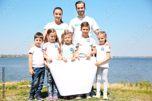 Young volunteers and childr...