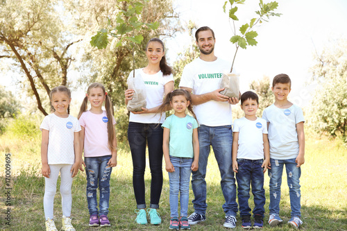 Young volunteers and childr...