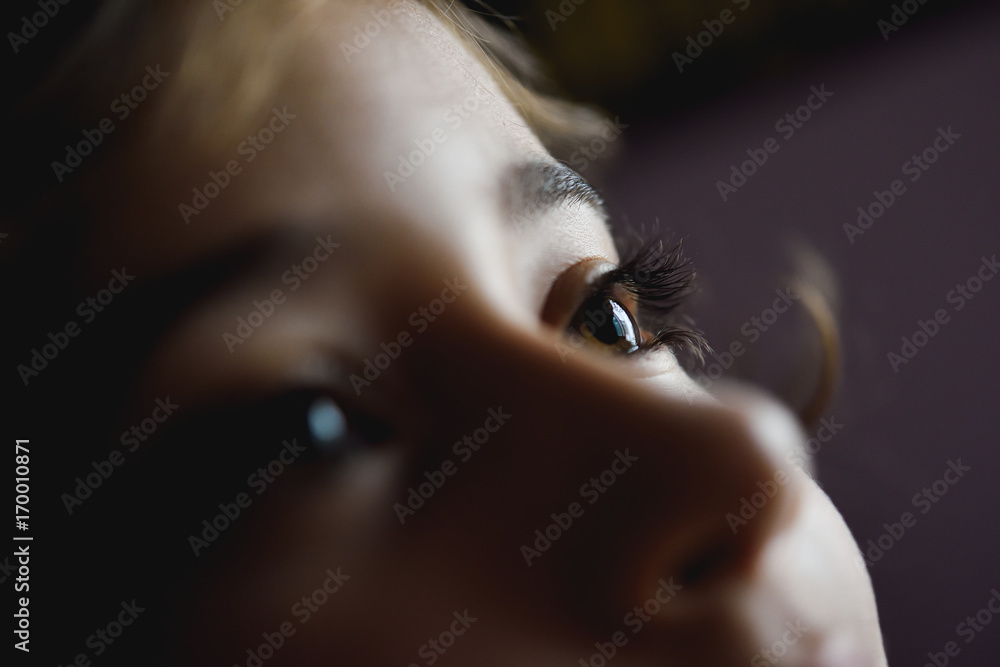 Naklejka premium Close-up of beautiful little girl brown eyes