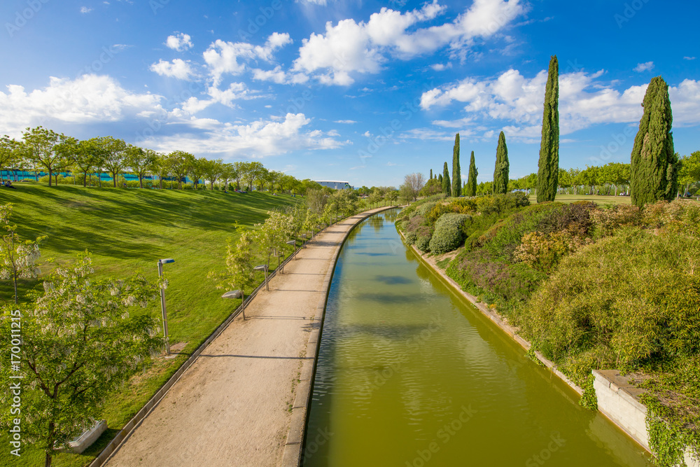 Φωτογραφία waterway in Juan Carlos Park of Madrid city