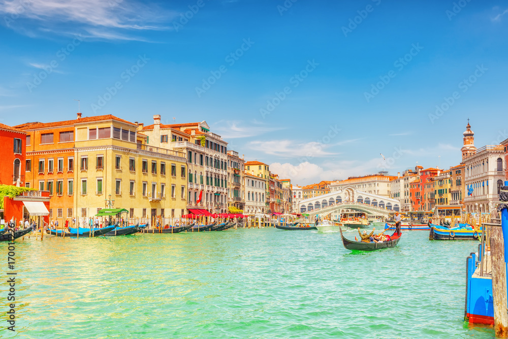 Fototapeta Widoki na najpiękniejszy kanał Wenecji - ulice wodne Grand Canal, łodzie, gondole, dwory wzdłuż. Włochy.