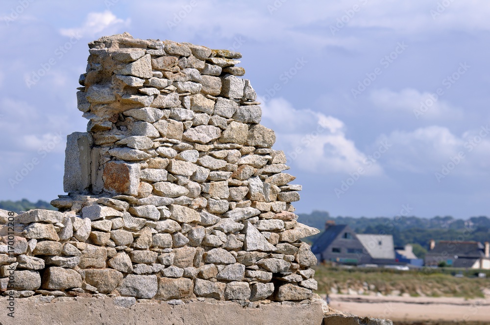 Ruines sur la pointe de Toul Ar Staon , île Grande en Bretagne