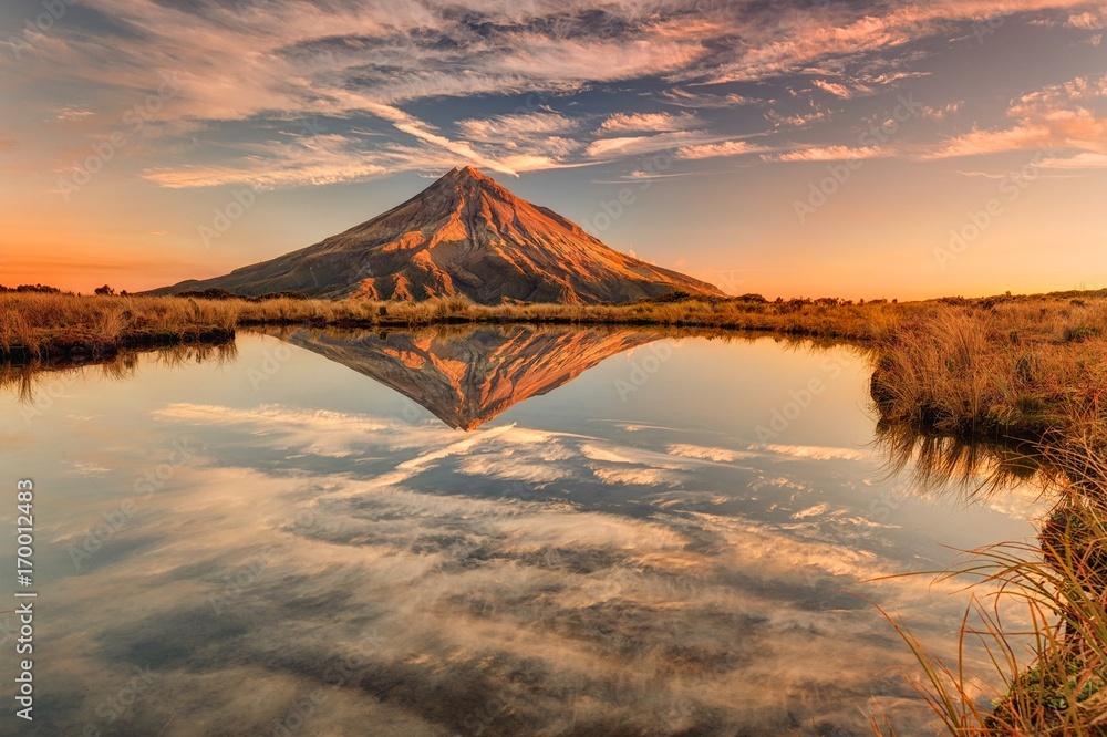 Φωτογραφία Relexion of Mt Taranaki in New Zealand at sunset