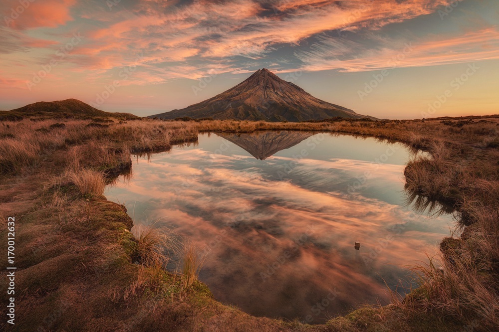 Φωτογραφία Relexion of Mt Taranaki in New Zealand at sunset