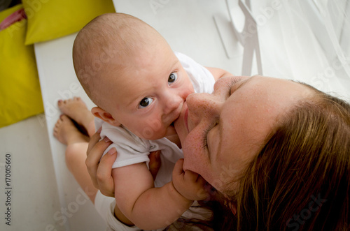 Obraz na płótnie Happy mother with newborn baby w salonie