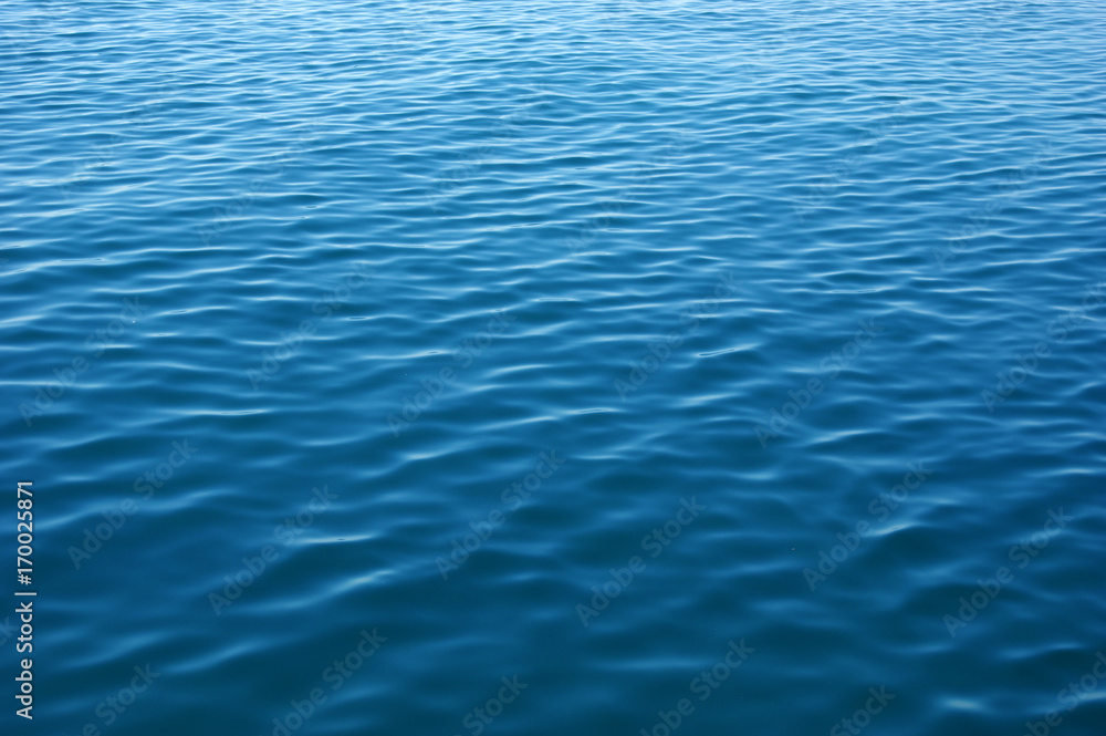 Naklejka premium Blue water background