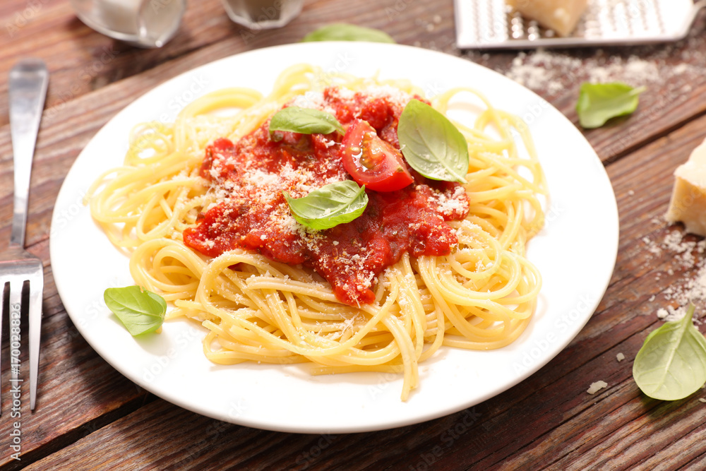 spaghetti,tomato sauce and parmesan