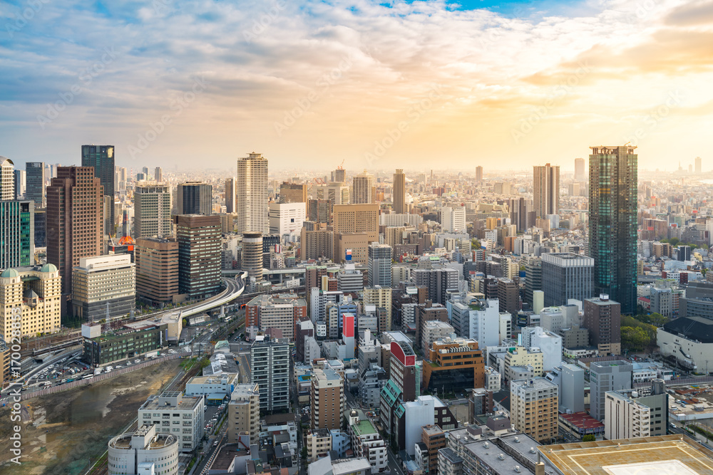 Naklejka premium widok z lotu ptaka panoramę miasta osaka o zachodzie słońca, Japonia