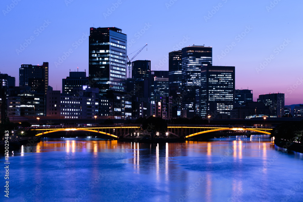 大阪、天神橋と中之島の夜景 StockFoto Adobe Stock